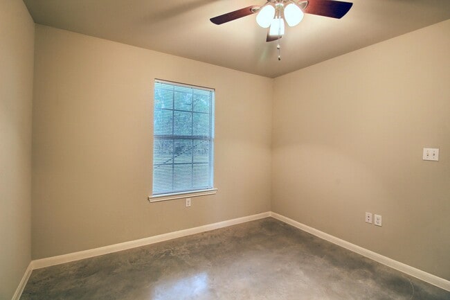 Large bedroom - 300 Stubblefield Ln