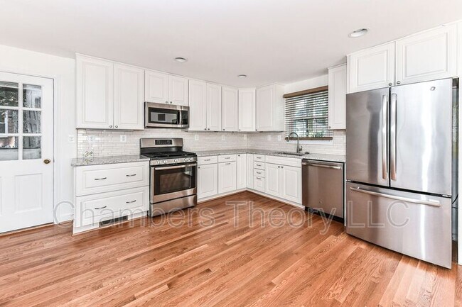 Building Photo - 305 N Greenbrier St
