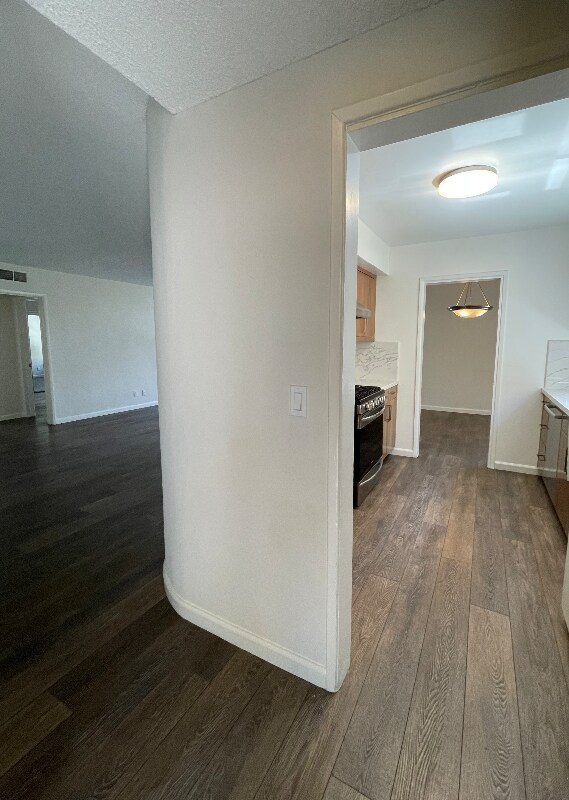 147 N Almont Dr Unit 4, Beverly Hills, CA 90211 Room for Rent in