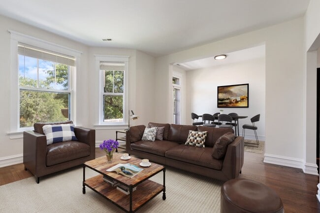 Foto del edificio - Renovated 3 bedroom in the heart of Logan Square - July 1st