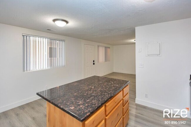 Building Photo - 935 E 600 S