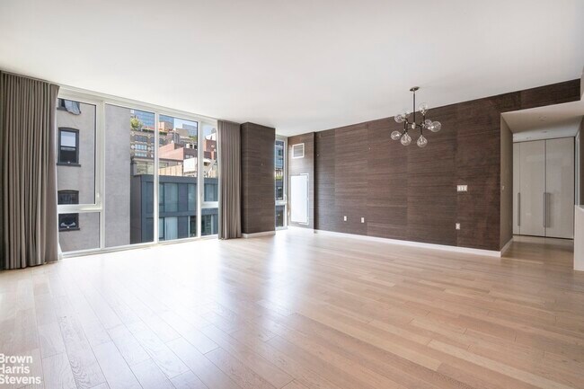 Building Photo - 540 W 49th St