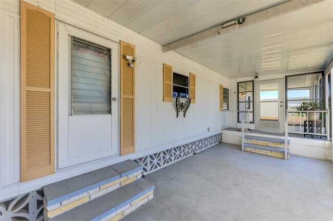 Building Photo - 226 3rd St E
