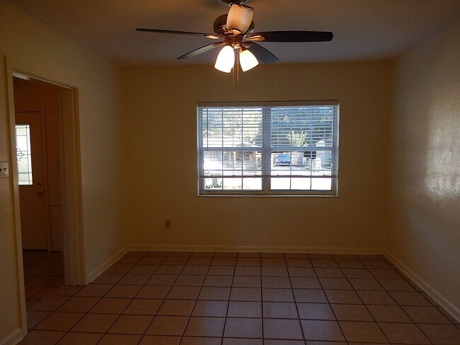 Foto del edificio - CUTE 2/1 House w/ Huge Yard, Tile Floors Throughout, Office, & Large Storage Room! Available NOW ...