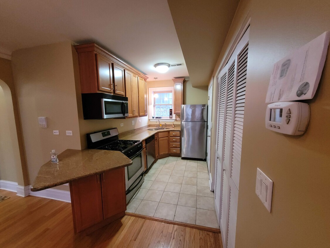 Kitchen - 2050 W Summerdale Ave