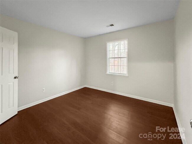 Building Photo - 5933 Ruth Dr