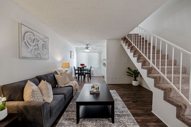 Una sala de estar en un apartamento de un dormitorio y un baño en Arbor Apartments en Studio City, CA - The Arbor