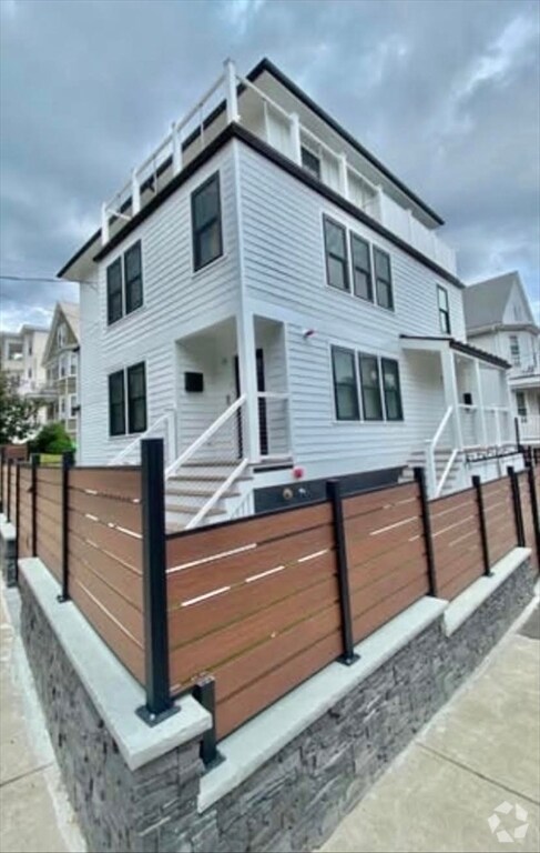 Building Photo - 35 Hunnewell Ave