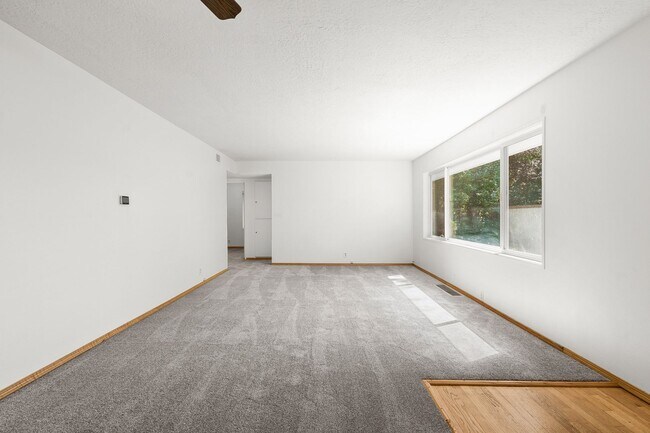 Building Photo - CHARMING HAYHURST 3 BEDROOMS, 2 BATH HOME