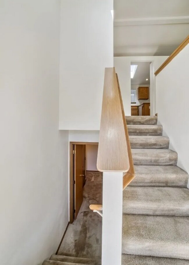 Building Photo - Spacious 3BD 2BA