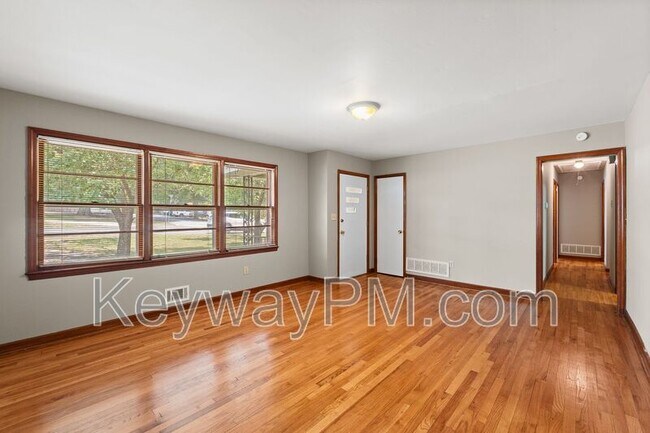 Building Photo - 3301 Westmont Dr