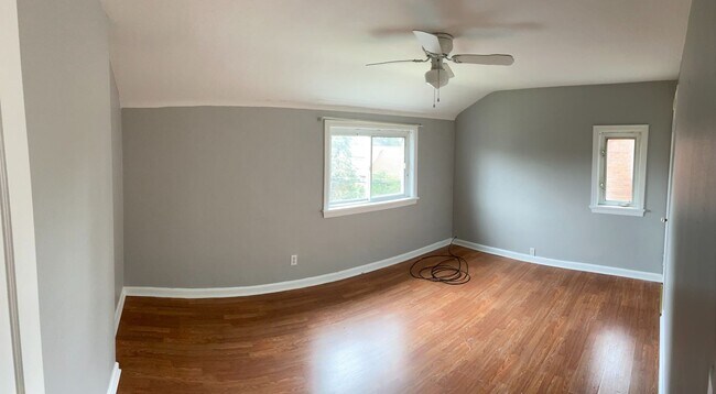 Building Photo - Cozy, Two Bed Available 7/15