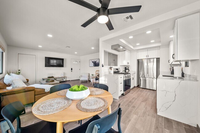 Foto del edificio - Fully Furnished 3 bedroom home where elega...