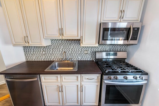 Foto del edificio - 6114 Highland Pl