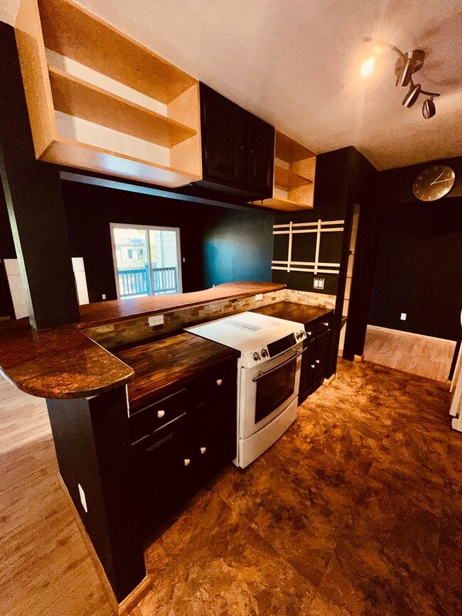 Building Photo - Beautiful Downtown Condo!