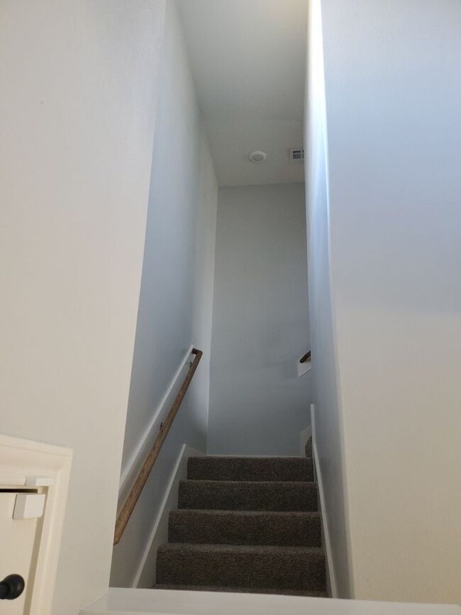 Foto del edificio - 4 bedrooms/2.5 bath over 2,000 square feet