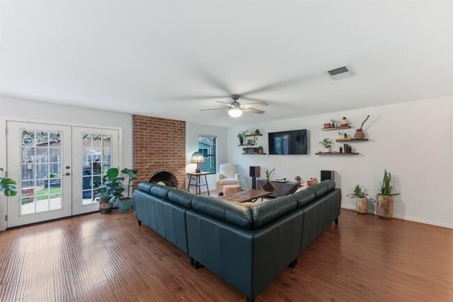 Foto del edificio - 6609 Lancret Hill Dr