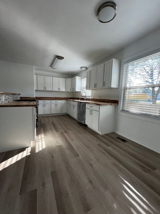 Building Photo - Newly remodeled 4 bedroom 2 bathroom house