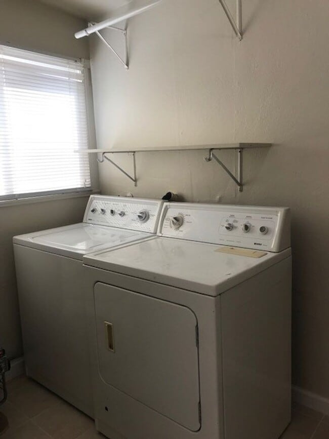 Building Photo - Cute & Cozy 1 Bedroom/ 1 Bath Duplex in Sa...