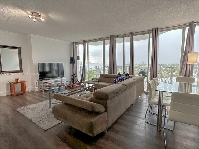 Foto del edificio - 7601 E Treasure Dr