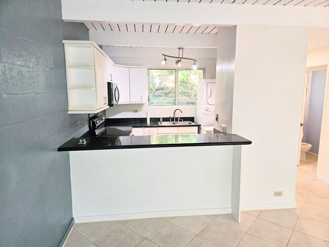 Building Photo - Waialae Gardens Spacious 2 Bedroom 2 Bathr...