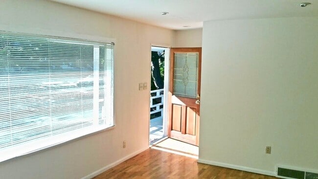 Building Photo - Spacious Wedgewood 3 bed/2 bath with fence...