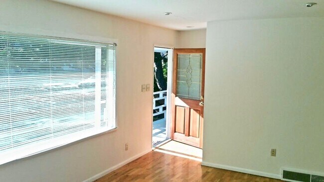 Foto del edificio - Spacious Wedgewood 3 bed/2 bath with fence...