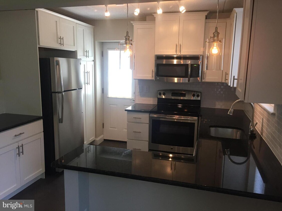 411 Conestoga Rd Unit 36, Devon, PA 19333 Room for Rent in Devon, PA