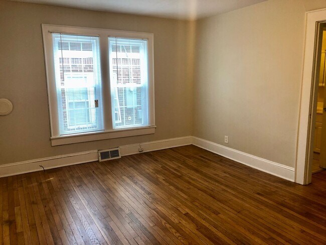 Building Photo - One Bedroom Apartment Near UNCG & Downtown...
