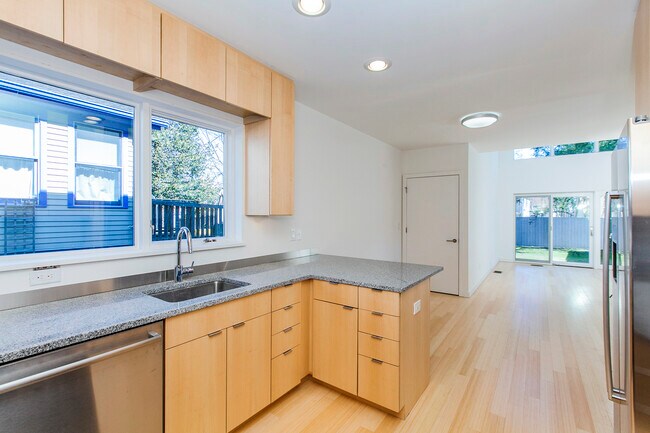 Building Photo - 16 Greenview Ave