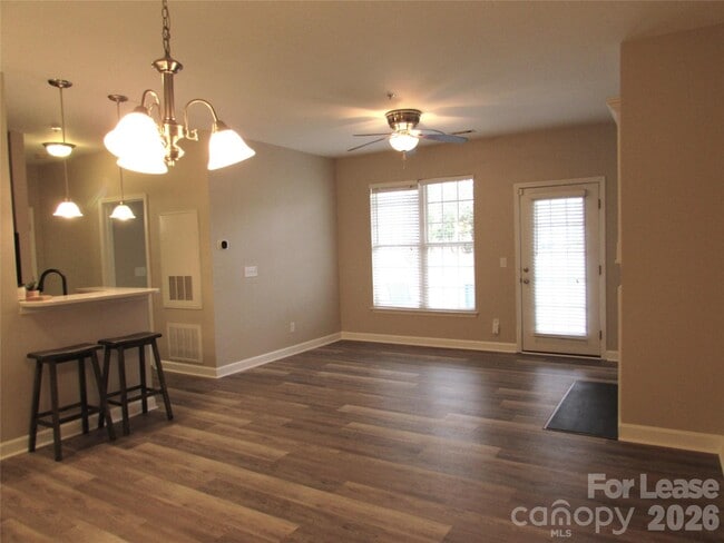 Foto del edificio - 10125 Westmoreland Rd