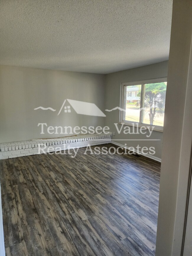 Building Photo - Spacious 3 Bed 1 and 1/2 Bath Knoxville Ho...