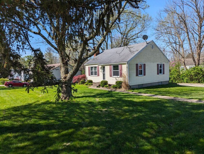 Building Photo - AVAILABLE NOW! - 2 Bedroom / 1 Bath Home i...