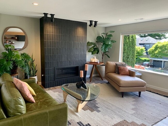 Building Photo - Modern 4 Bedroom Magnolia Stunner