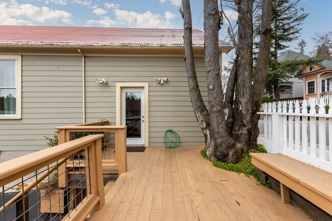 Building Photo - HUGE Rustic urban living in down town Gras...