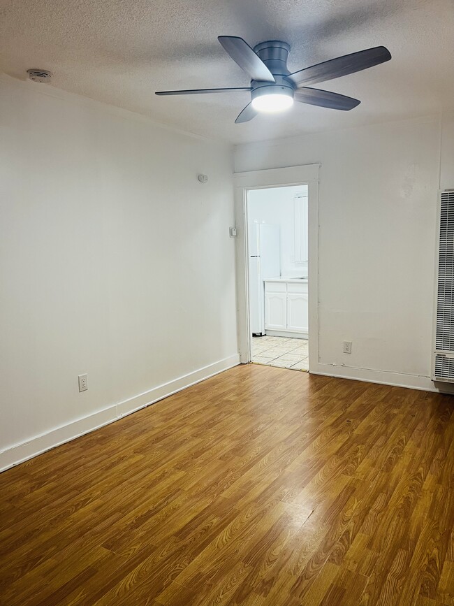 Building Photo - 1624 1/2 W 50th St