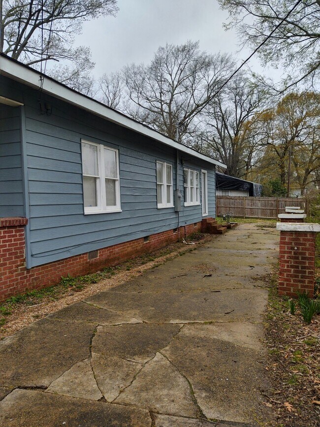 Building Photo - 308 Hardy Ave