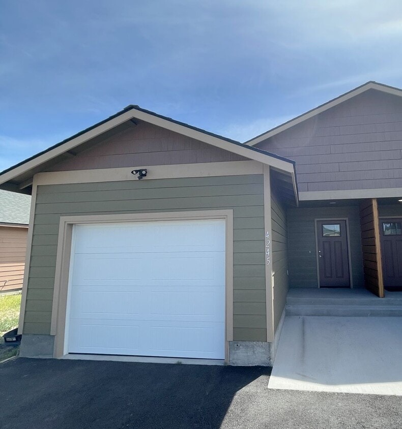 Primary Photo - 4245-47 Wyoming