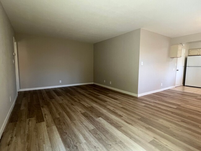 Building Photo - 307-309 CARRIAGE DR