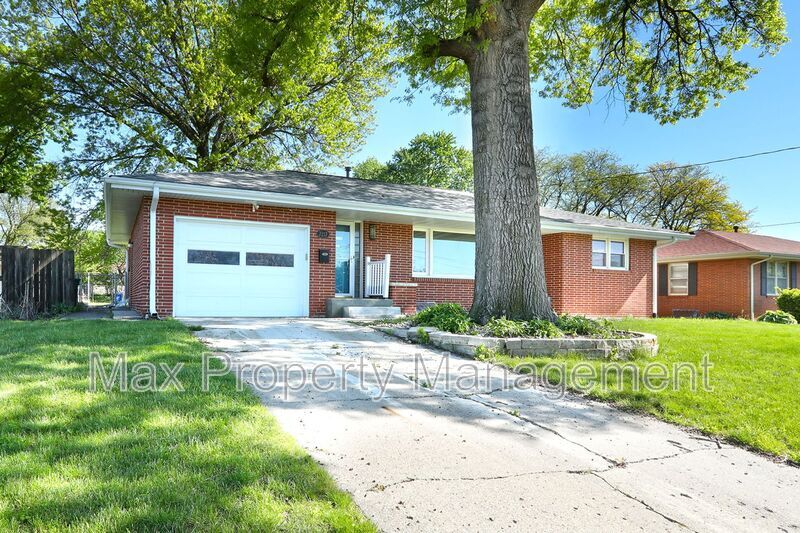 Primary Photo - 7217 Maple Dr