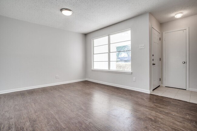 Building Photo - Cozy 3BD Home with Functional Features and...