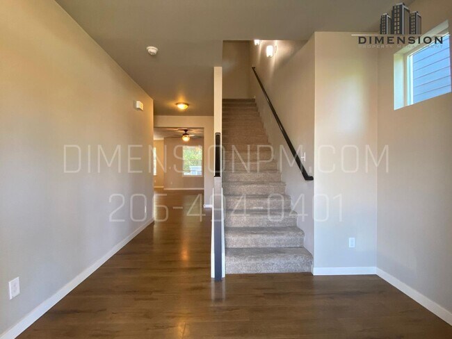 Foto del edificio - Spacious 4 Bed, 2.5 Bath Home with Garage ...