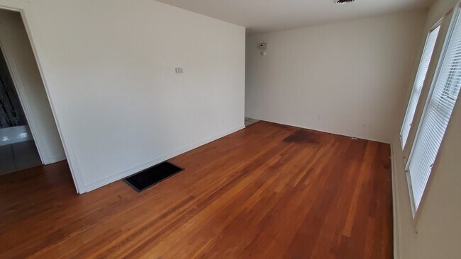 Foto del edificio - 3 Bedroom in Southlawn with Garage