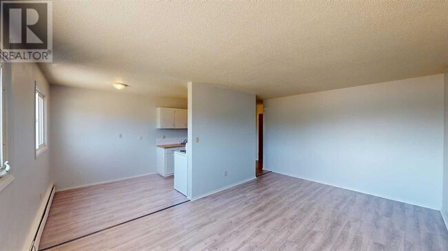 Building Photo - 9656-9656 Hillcrest Dr