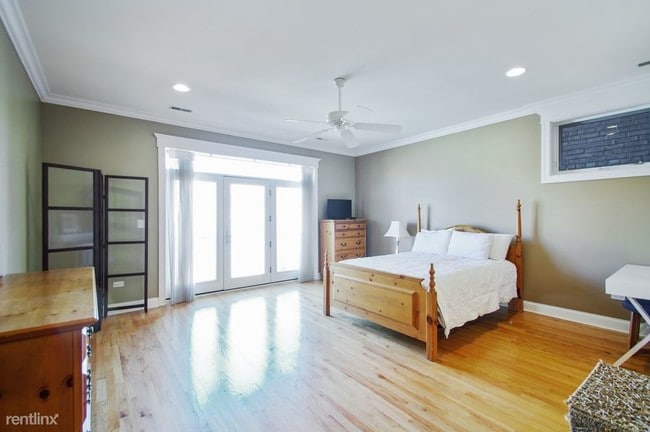 Building Photo - 3 br, 3 bath Condo - 6022 N Kenmore Ave