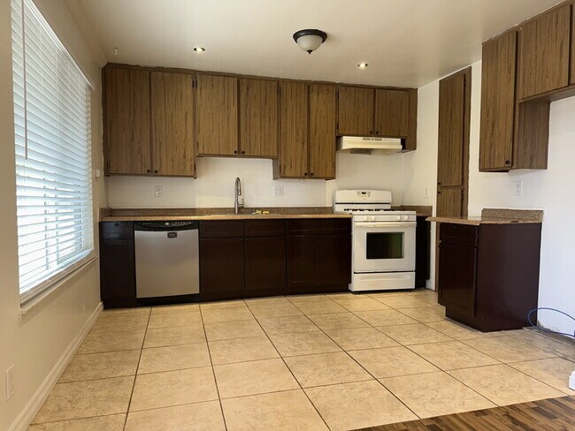 Foto del edificio - 4 bed with 2 baths in Riverside, CA next t...