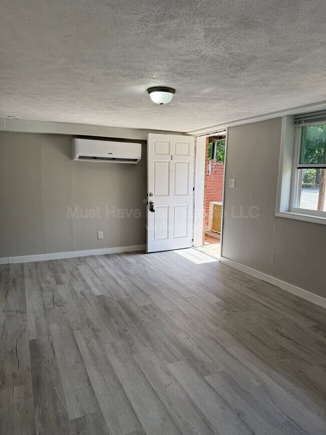 Foto del edificio - 4390 Sawmills School Rd