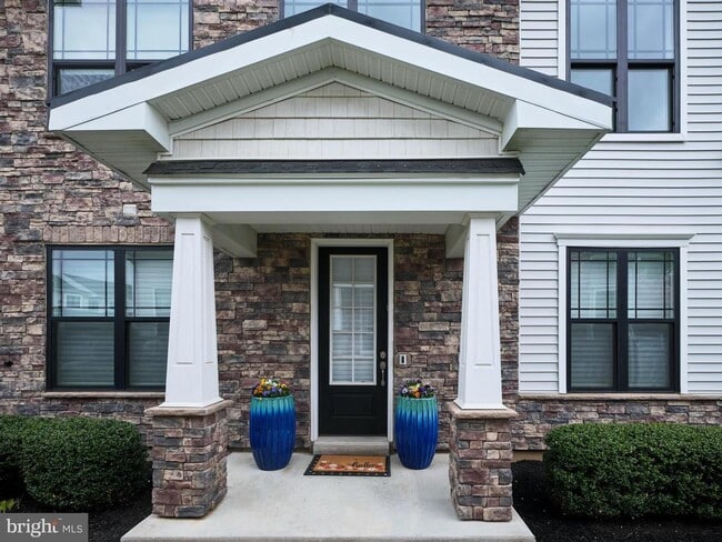 Building Photo - 14 Dogleg Ln