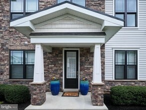 Building Photo - 14 Dogleg Ln