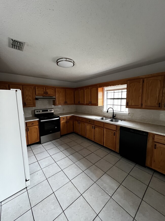 Building Photo - 1547 Guadalajara Ave